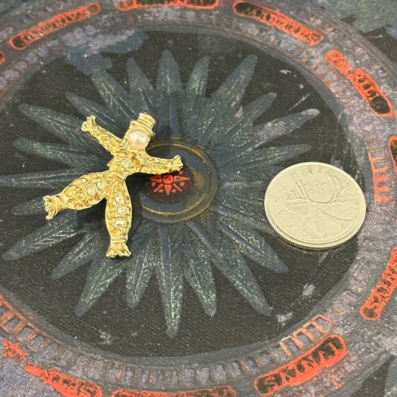 VINTAGE scarecrow, gold tone, pearl and rhinestone pin/brooch - Picture 4 of 6